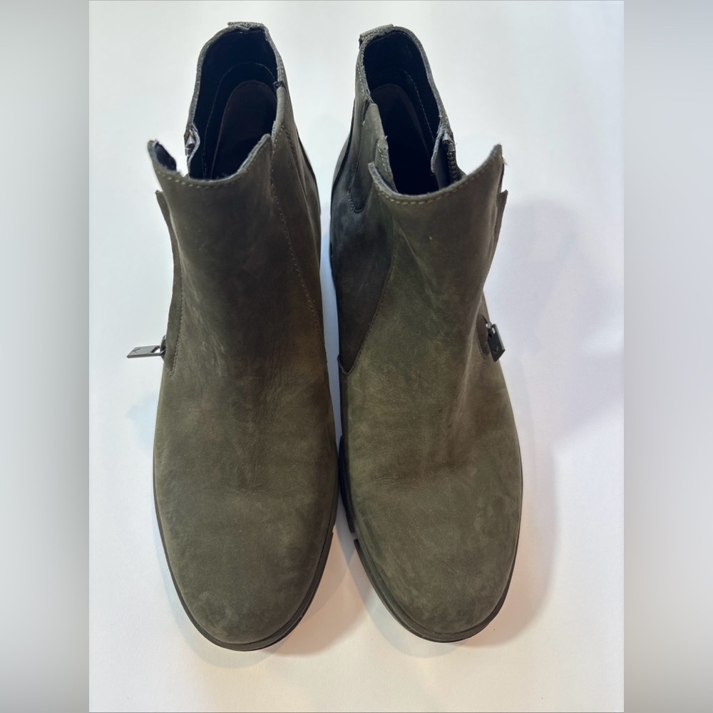 Vionic Women’s Dark green Suede Ankle Boots Uptown Sur size 7